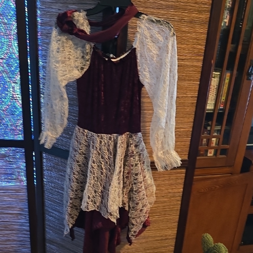 Elegant Lace and Velvet Like Costume. Includes pirate eye patch&headband tie. - Picture 5 of 9